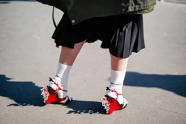 Een Trendy Voetganger Loopt Straat Tijdens Paris Fashion Week Fall — Stockfoto