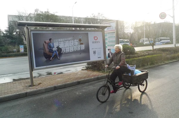 Cycliste Passe Devant Une Publicité Pour Didi Chuxing Dans Ville — Photo