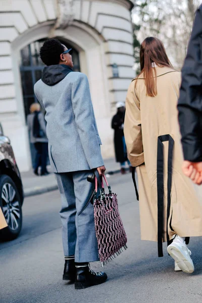 フランスのパリのファッション週間秋 2018 中通りにトレンディな歩行者散歩 — ストック写真