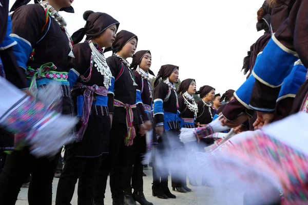 Młode Chińskie Kobiety Dong Mniejszości Etnicznych Ubrane Tradycyjne Ubrania Zbierają — Zdjęcie stockowe