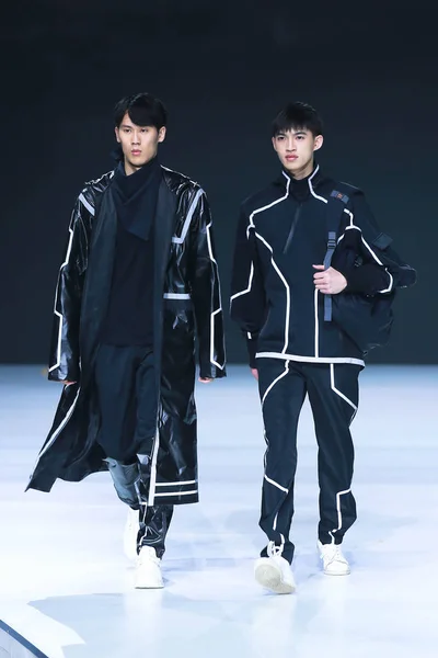 モデルは 2018 日卒業設計作品で北京ファッション工科大学 Bift 北京でのファッションショーの実行中の卒業生によってスポーツウェアの作品を表示します — ストック写真