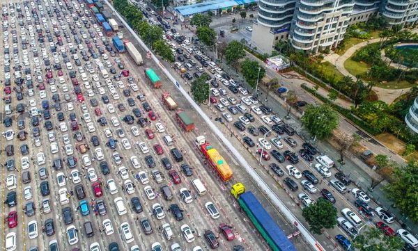 在通往中国南方广东省海口市港口的一条拥堵严重的街道上 看到大批车辆排队等待因大雾而停止的轮渡服务经过琼州海峡的鸟图 — 图库照片