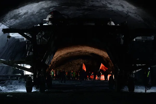中国の労働者は 北京の建設現場で Xingyan ハイウェイの一部である Baiyanggou トンネルのホールスルーを祝うために 月2018 — ストック写真