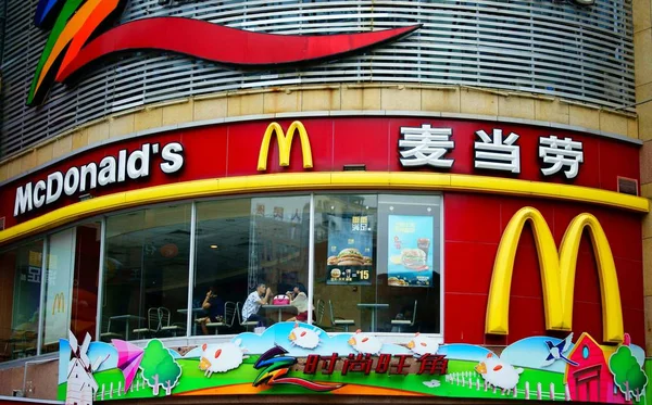 2015年5月14日 中国湖北省宜昌市麦当劳快餐店 顾客用餐 — 图库照片