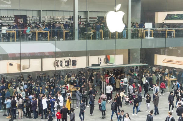 고객은 중국의 Apple Store 앞에서 2017 — 스톡 사진