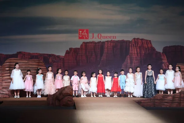 Modelleri Görüntülemek Yeni Kreasyonlar Xie Jiaqi Tarafından Queen Moda Gösterisi — Stok fotoğraf