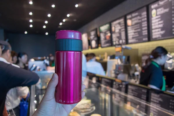 Asiakas Näyttää Ilmaisen Kupin Kahvia Starbucks Coffee Kahvilassa Maailman Maapallon — kuvapankkivalokuva