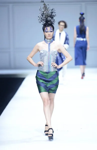 Modelo Muestra Una Nueva Creación Desfile Moda Guys Cheng Hao —  Fotos de Stock
