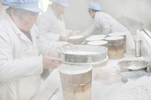 Китайские Кондитеры Готовят Линзи Рисовые Пироги Пару Пекарне Городе Ругао — стоковое фото