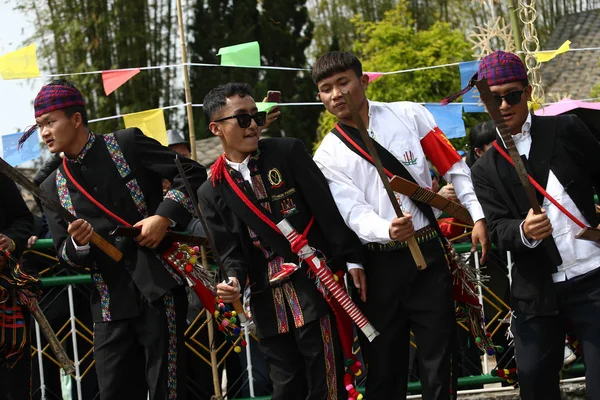 Pueblo Chino Del Grupo Étnico Jingpo Con Trajes Tradicionales Prendas — Foto de Stock