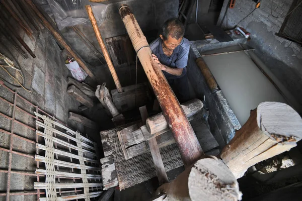 Huang Shiguo Utilise Bambou Yangshan Pour Fabriquer Papier Selon Des — Photo