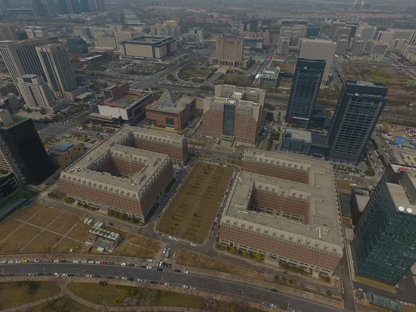 2018 日中国中部の河南省鄭州市のアラビア数字 の形状を備えた つの対称的な建物の空中写真 — ストック写真