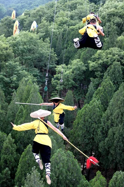 Мастера Кунг Практикуют Боевые Искусства Шаолинь Кунг Высоте Метров Над — стоковое фото