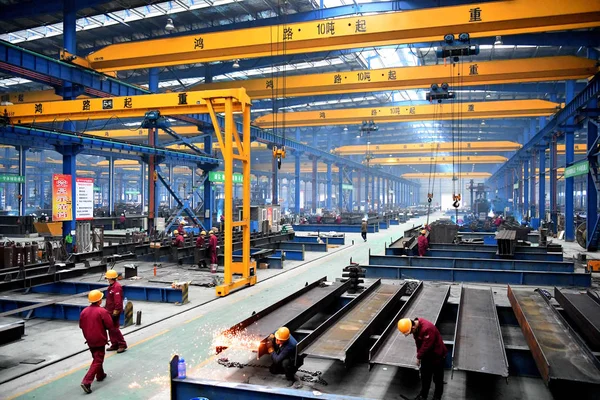 Trabalhadores Chineses Trabalham Linha Montagem Uma Fábrica Produção Material Construção — Fotografia de Stock