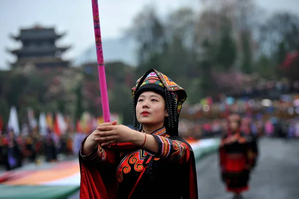 2018년 28일 남서부 구이저우성 비지에 진달래를 이의상을 사람들이 축복과 행운을 — 스톡 사진