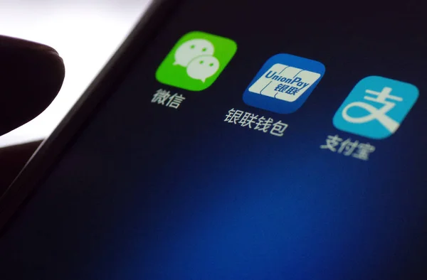 Usuário Celular Chinês Mostra Ícones Dos Aplicativos Móveis Esquerda Aplicativo — Fotografia de Stock