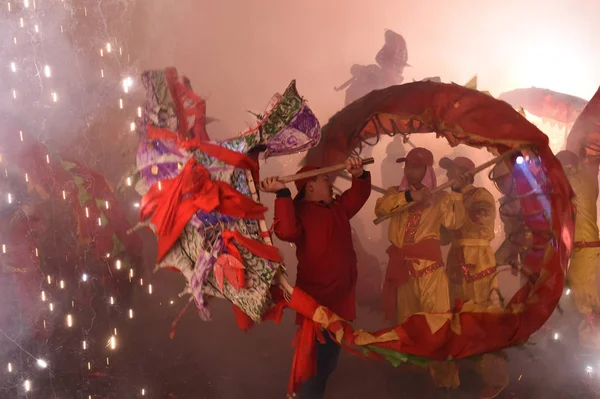 Účinkující Provést Dračí Tanec Ohňostroje Jsou Vytvořeny Označit Nadcházející Lantern — Stock fotografie