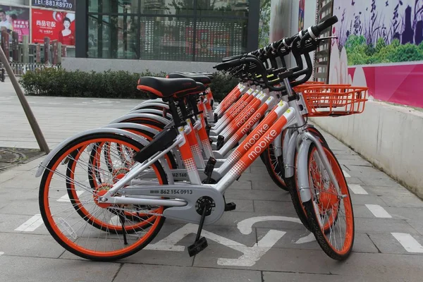 Fahrräder Des Chinesischen Fahrradverleihdienstes Mobike Stehen Auf Einer Straße Der — Stockfoto