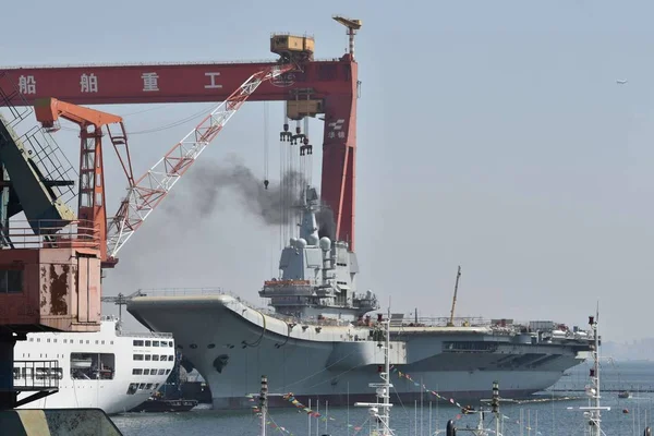 Chinese Workers Labor Deck China First Domestically Built Aircraft Carrier — Stock Photo, Image