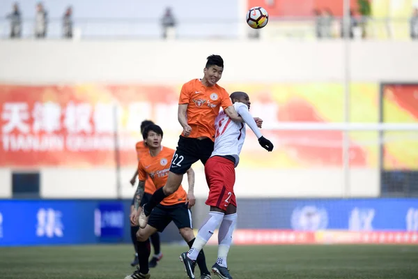 Fransk Fotbollspelare Anthony Modeste Till Höger Tianjin Quanjian Utmanar Spelare — Stockfoto