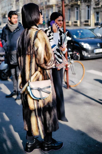 Uma Caminhada Pedestres Moda Rua Durante Queda Semana Moda Paris — Fotografia de Stock