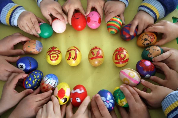 Kinder Zeigen Mit Chinesischen Schriftzeichen Und Farben Bemalte Eier Anlässlich — Stockfoto
