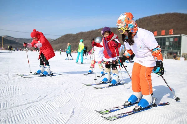 Los Niños Chinos Participan Una Clase Esquí Estación Esquí Baiqingzhai — Foto de Stock