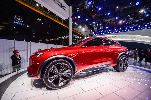 Gente Mira Buick Enspire Concepto Eléctrico Suv General Motors Exhibición — Foto de Stock