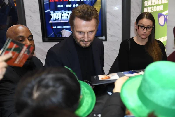 Hollywood Actor Liam Neeson Signs Autographs Fans Arrives Red Carpet — Stock Photo, Image