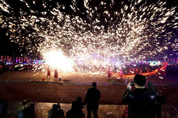 Performers Perform Dragon Dance Sparks Created Molten Iron Water Were — Stock Photo, Image