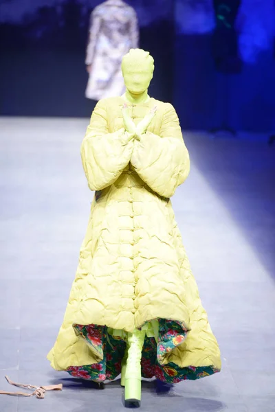 Modell Visar Skapelse Modevisning Sheguang Haute Couture Den Kina Mode — Stockfoto