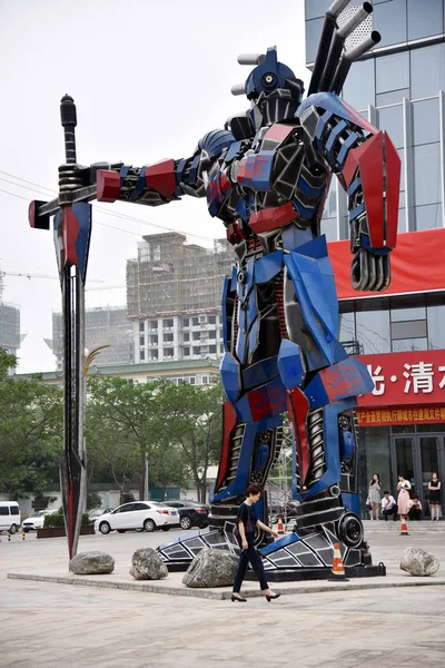 Ein Chinesischer Fußgänger Geht Vor Einem Geschäftskomplex Der Stadt Liaocheng — Stockfoto