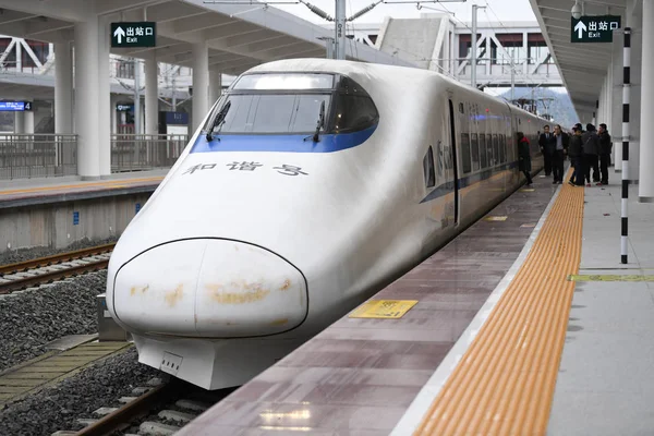Cestující Nastupují Crh Čínská Železniční Trať Vysokorychlostní Železniční Stanici Tongzi — Stock fotografie