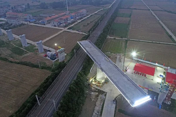 Eine 500 Tonnen Schwere Trägerbrücke Wird Grad Gegen Den Uhrzeigersinn — Stockfoto