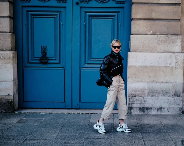 Een Trendy Voetganger Loopt Straat Tijdens Paris Fashion Week Fall — Stockfoto