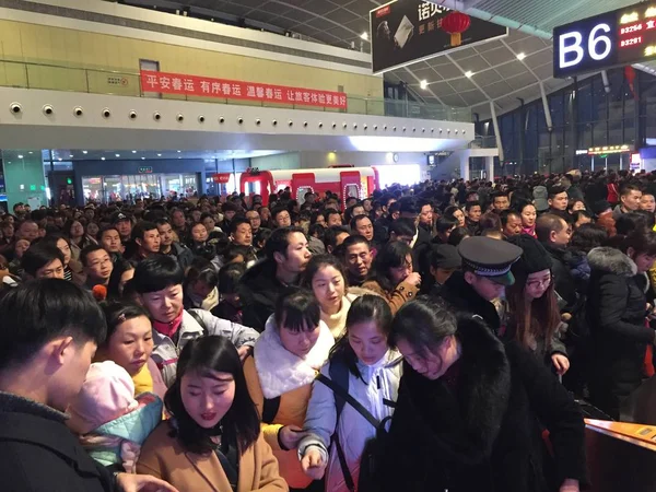 Chinesische Passagiere Stehen Schlange Ihre Zugtickets Für Den Check Bahnhof — Stockfoto