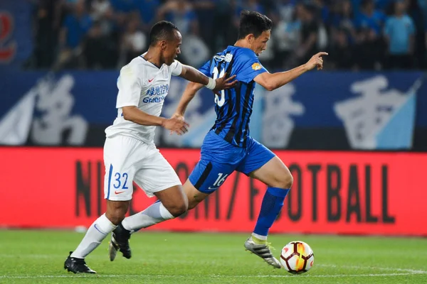 Eddy Francis Shanghai Groenlandia Shenhua Izquierda Desafía Gao Tianyi Jiangsu — Foto de Stock