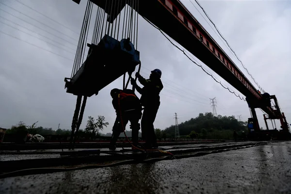 Trabajadores Chinos Instalan Última Viga Forma Puente Autopista Leshan Sitio — Foto de Stock