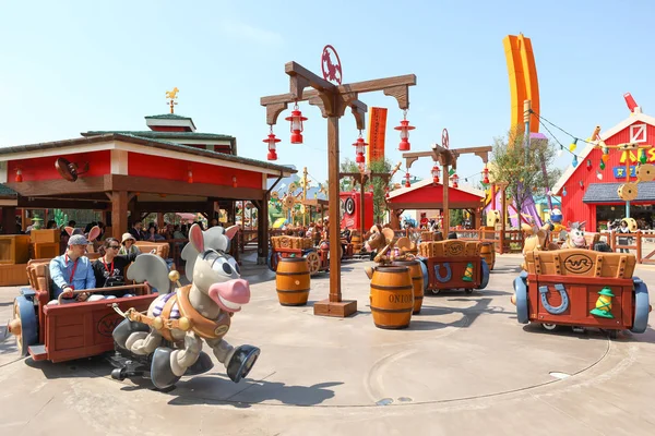 Turister Roa Sig Den Sjunde Tema Mark Disney Pixar Toy — Stockfoto