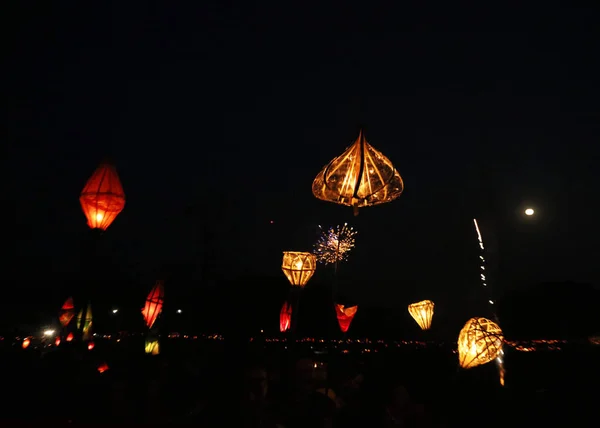 Aldeões Chineses Seguram Lanternas Para Marcar Festival Qima Festival Sapo — Fotografia de Stock