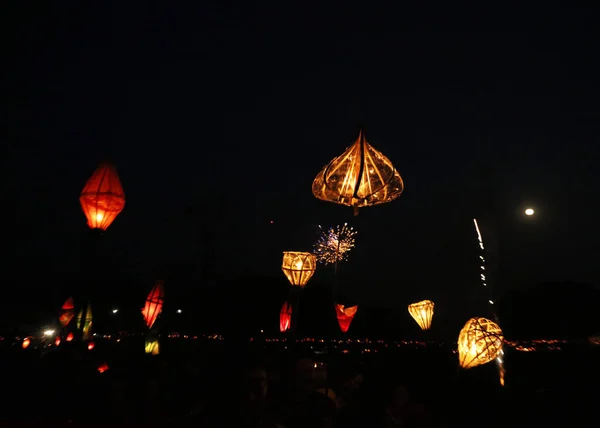 Kinesiska Bybor Hålla Upp Lyktor Att Markera Qima Festival Eller — Stockfoto