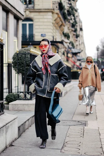 トレンディな歩行者はパリ フランスのパリのファッション週間秋 2018 中路上散歩します — ストック写真
