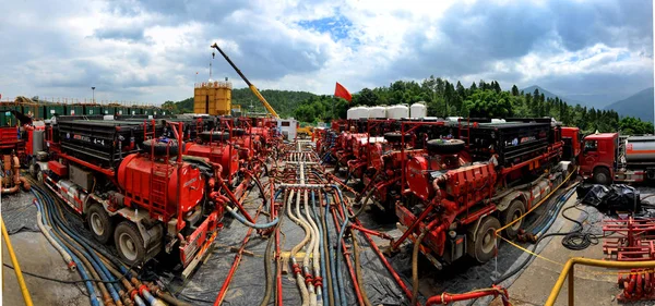 Hydraulic Fracturing Geräte Sind Einer Schiefergasquelle Des Sinopec Fuling Schiefergasprojekts — Stockfoto