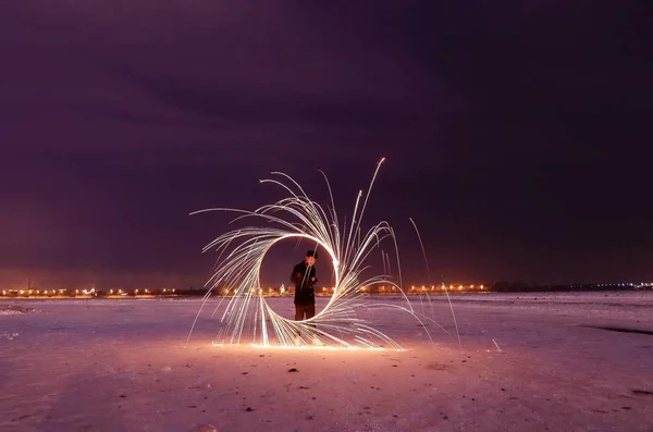 Turista Agita Los Fuegos Artificiales Congelado Río Songhua Ciudad Harbin — Foto de Stock