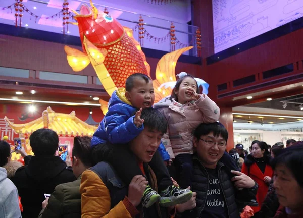 Китайские Отцы Несут Своих Детей Плечах Время Посещения Храма Конфуция — стоковое фото