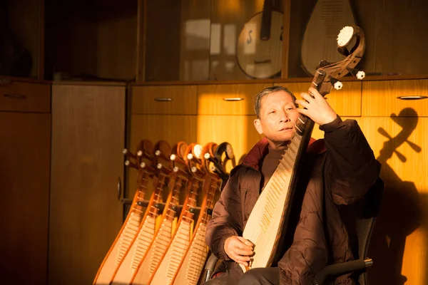 Artesano Chino Zhaolin Toca Pipa Instrumento Musical Chino Cuatro Cuerdas — Foto de Stock