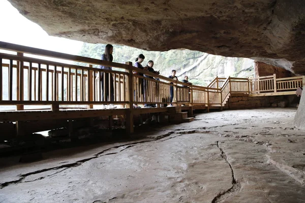 Visitatori Osservano Fossili Delle Impronte Dinosauro Nel Geoparco Nazionale Con — Foto Stock