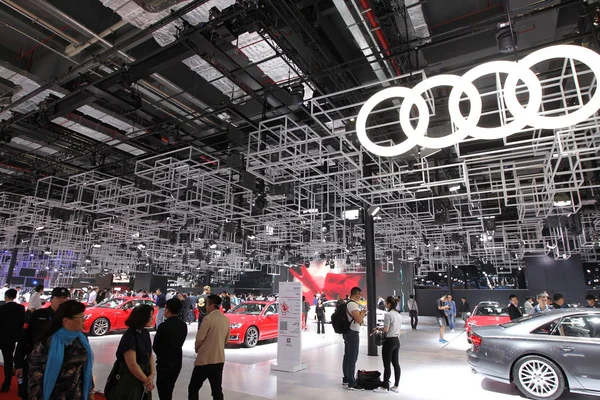 Menschen Besuchen Den Stand Von Audi Während Der Shanghai International — Stockfoto