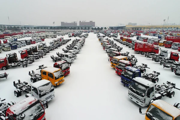 Vista Aérea Nuevos Camiones Terreno Cubierto Nieve Una Planta Automóviles — Foto de Stock
