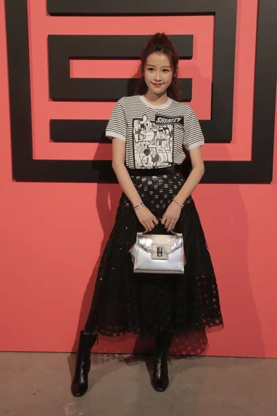 Shiatzy Chen にある太陽李の写真は中国の女優週秋にパリのファッションの中に表示 2018年のパリ フランス 2018 — ストック写真